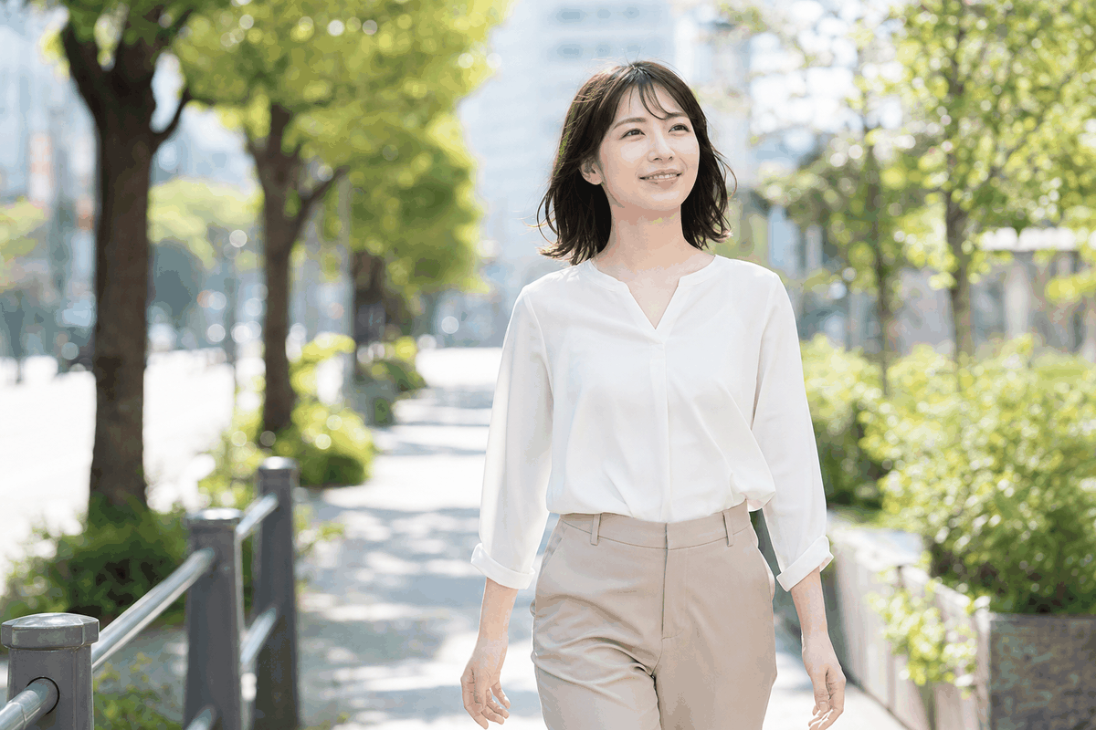 関内の街を歩く女性